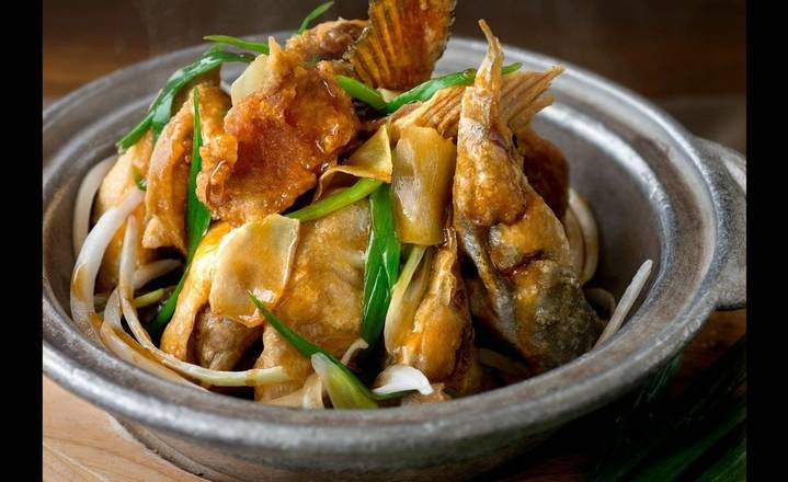CQ10 Fish Head with Ginger & Green Onion in Hot Pot 薑蔥魚頭煲